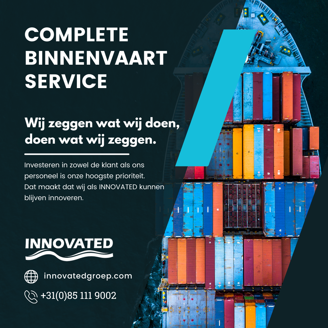 Innovated binnenvaartschip onderweg over de rivier met blauwe lucht, symbool voor betrouwbaarheid