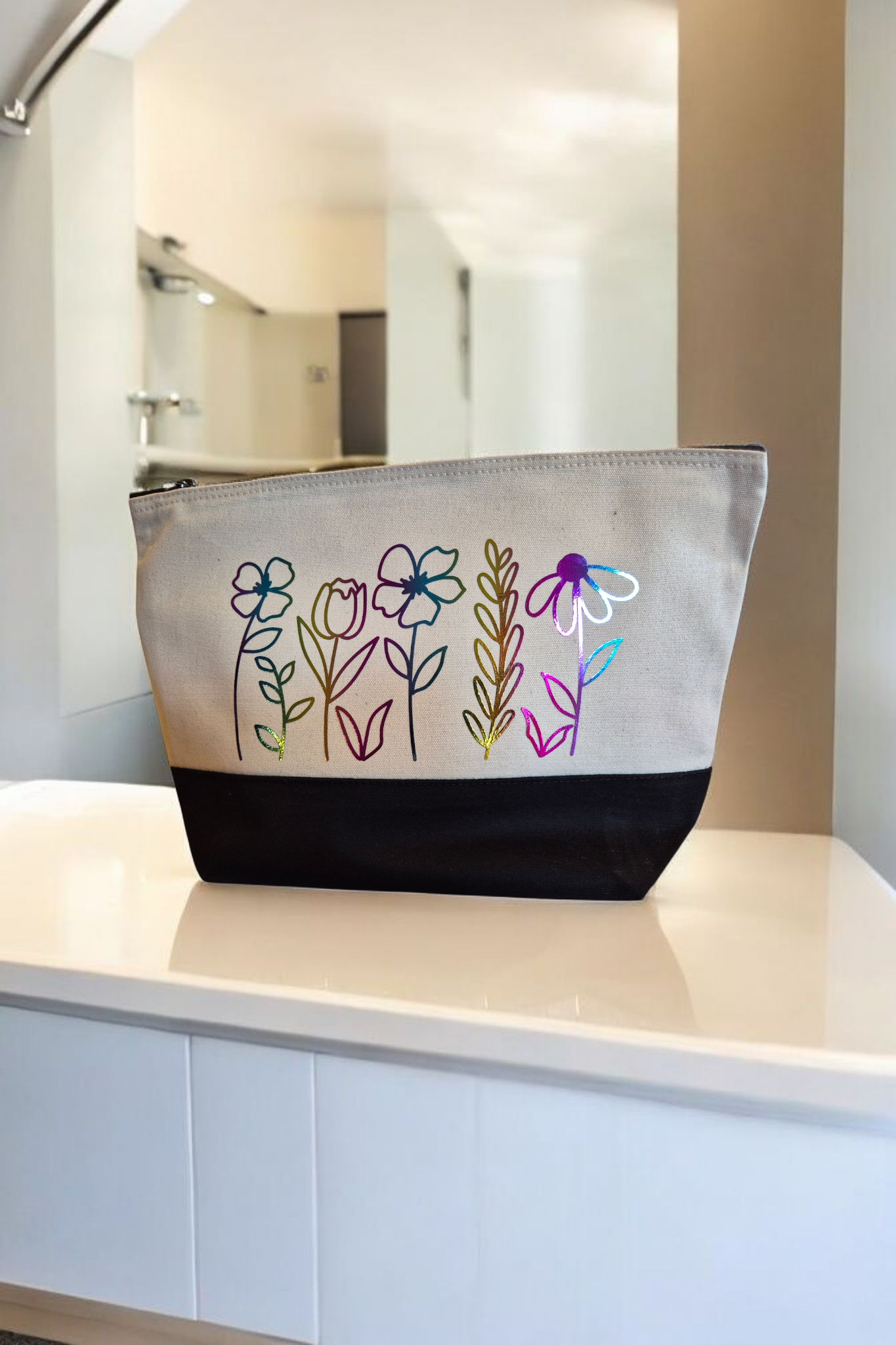 Toilettas met zwarte onderkant en regenboogkleurige tekst 