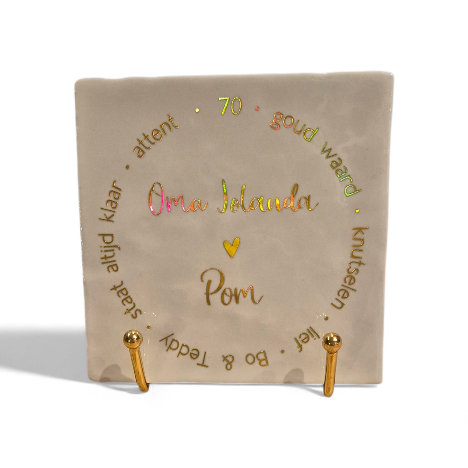 Beige tegeltje met gouden tekst en gouden standaard. Verjaardag