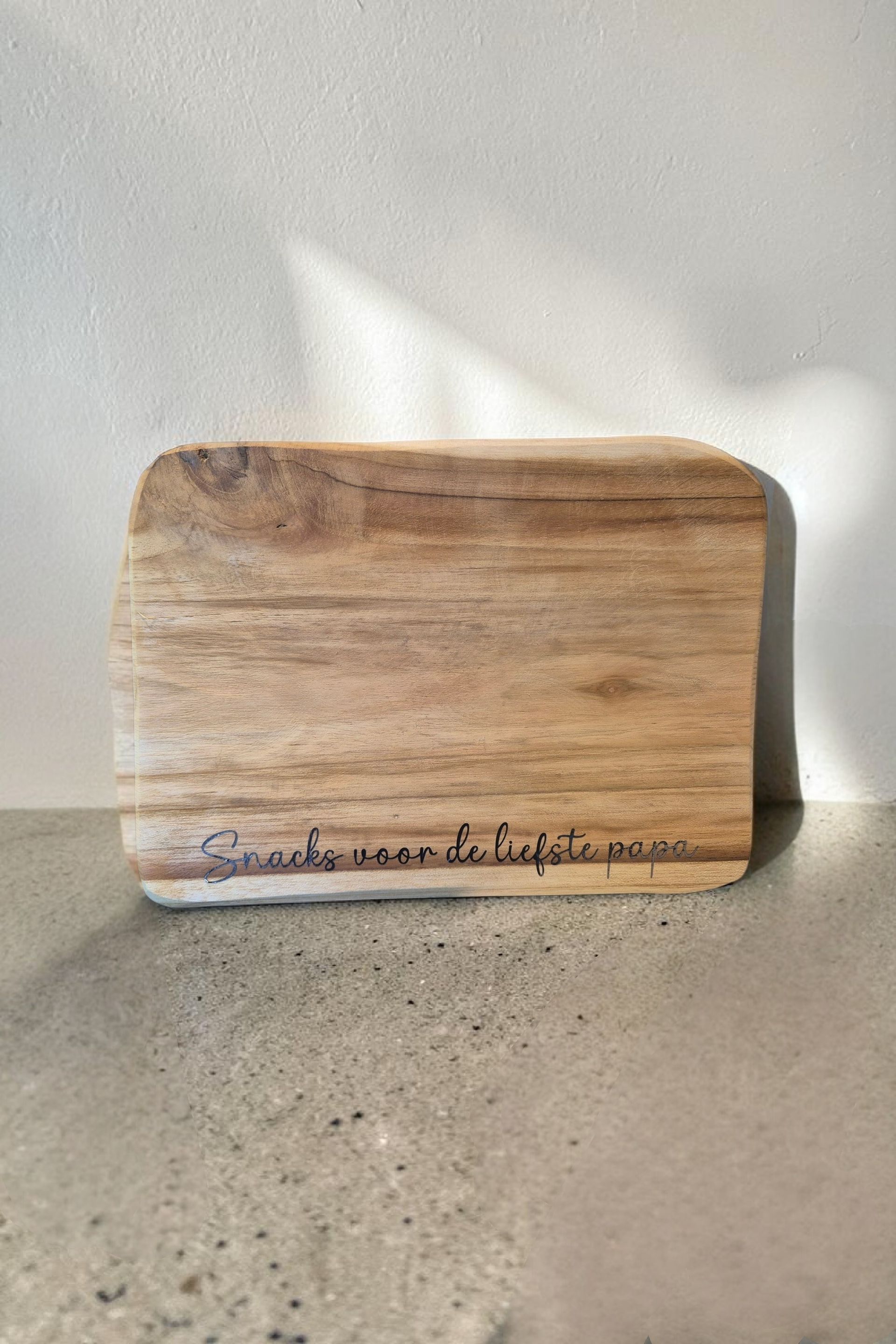 Borrelplank met tekst 'snacks voor de liefste papa'
