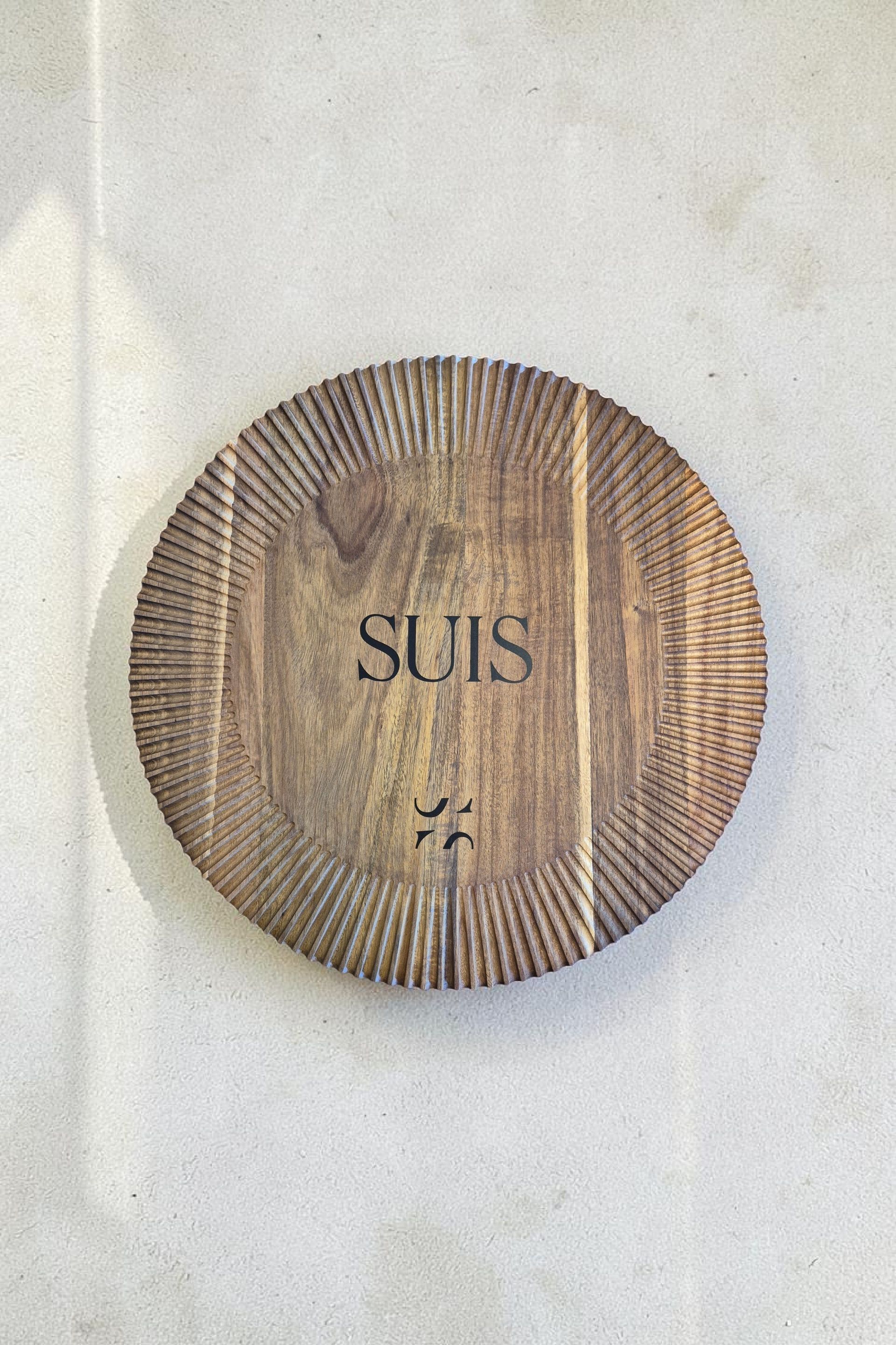 Ronde, luxe borrelplank met de naam en het logo van restaurant 