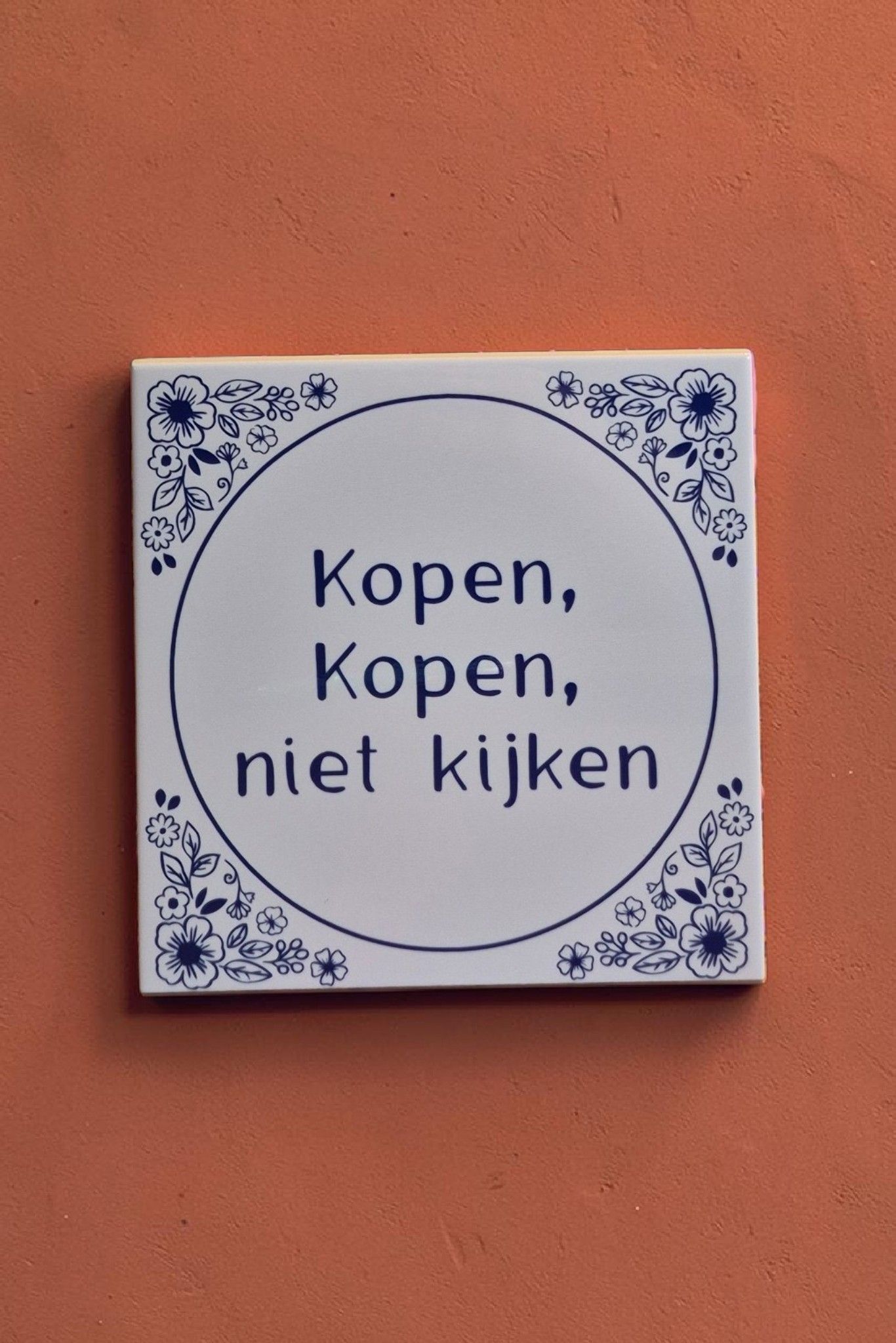 Oud-hollands ontwerp tegel met tekst  “Kopen, Kopen, niet kijken.”