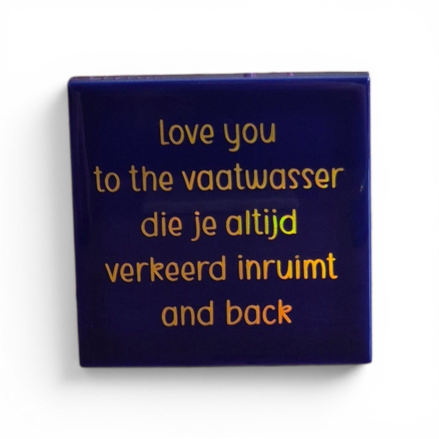 Blauw tegeltje met gouden tekst “Love you to the vaatwasser die je altijd verkeerd inruimt and back”