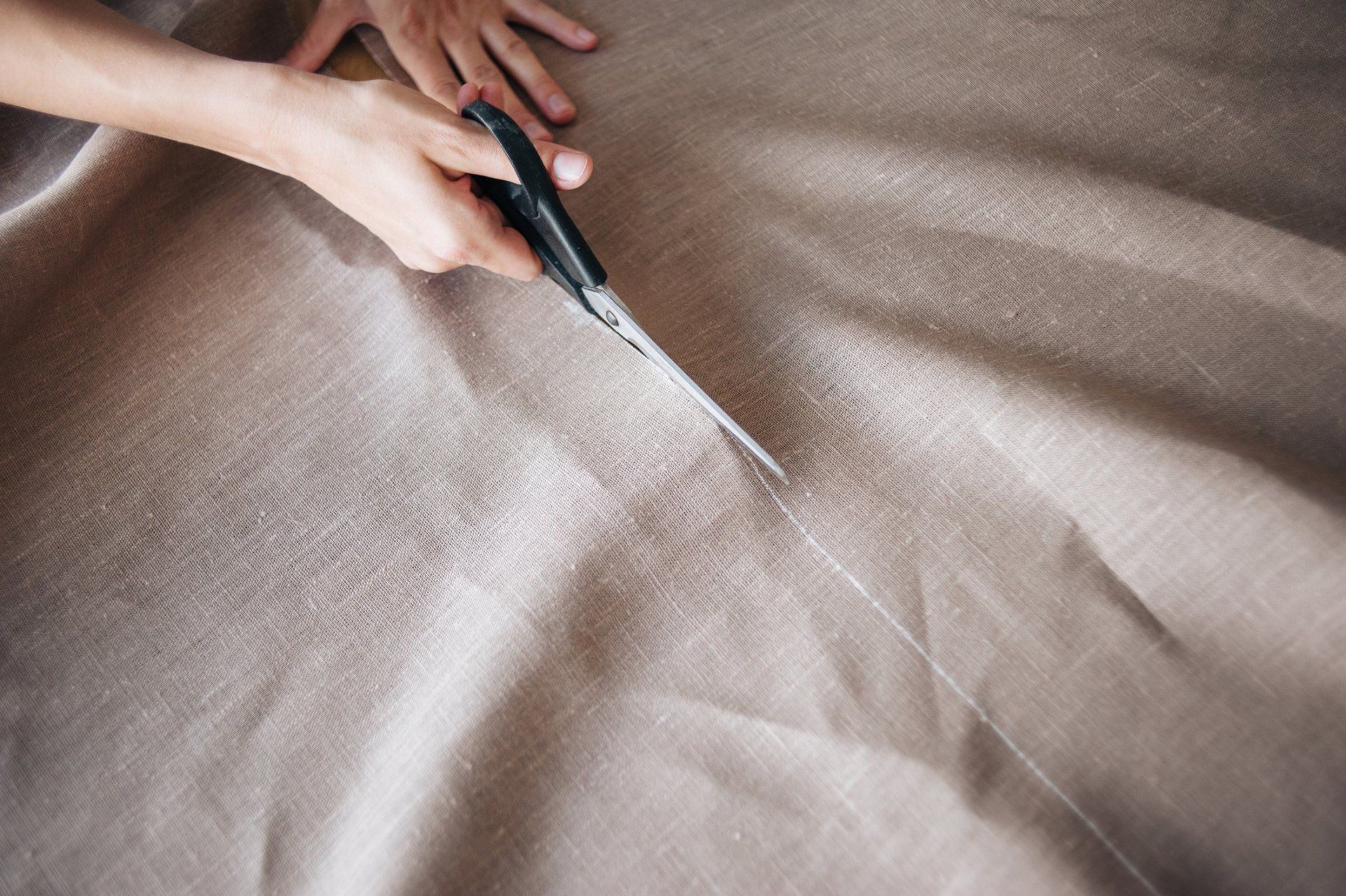 Cutting Linen Canvas - Lincoln, NE - Sew Creative