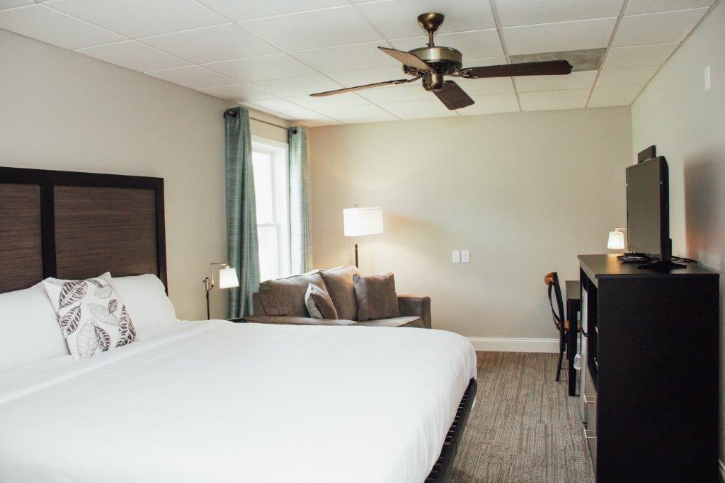 Country Squire Inn and Suites - Deluxe King