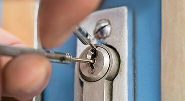 Lockpicker Fixing Door Handle - Commercial Lock Service in Brainerd, MN
