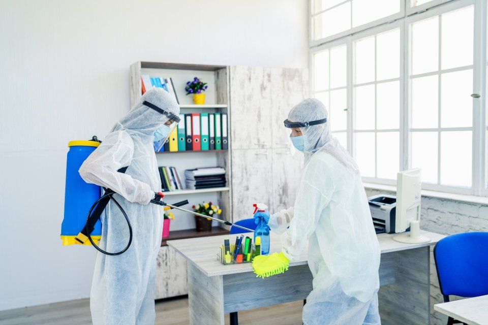 Personale specializzato che effettua sanificazioni in ambienti di lavoro