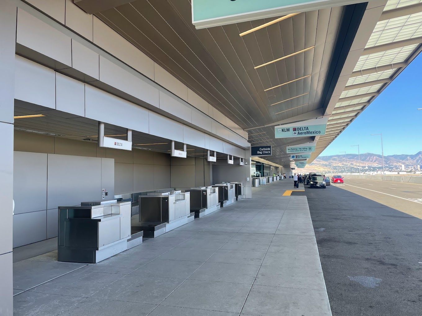 SLC passenger drop off curb