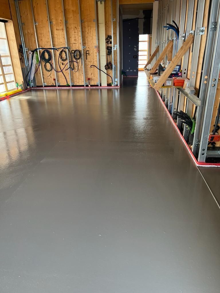 Operai in tute protettive rimuovono coperture in amianto all'aperto.