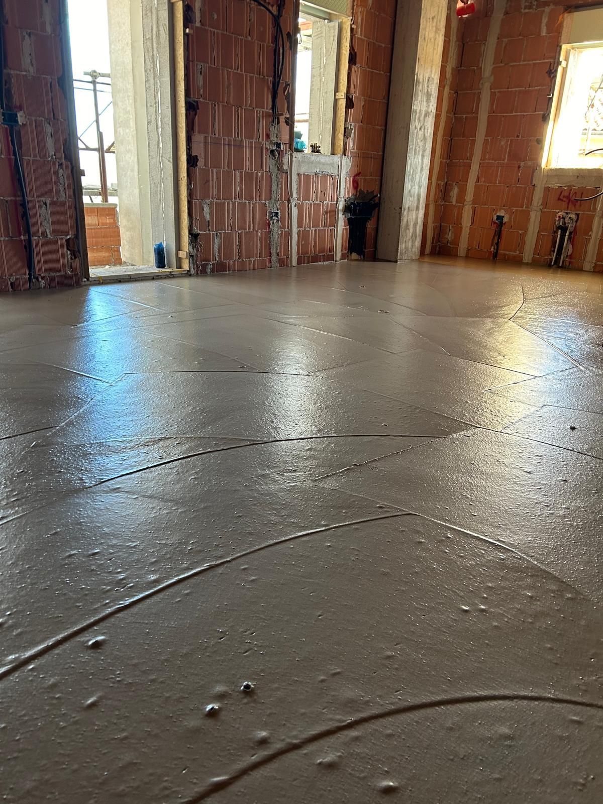 Matera, Italia, una città collinare con edifici in pietra e un alto campanile che si staglia contro un cielo azzurro.