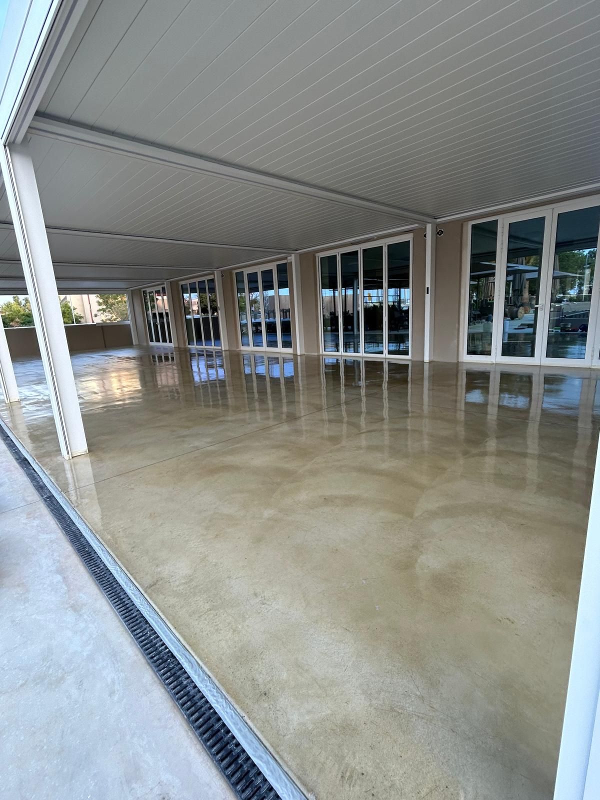 Operai in tute protettive rimuovono coperture in amianto all'aperto.