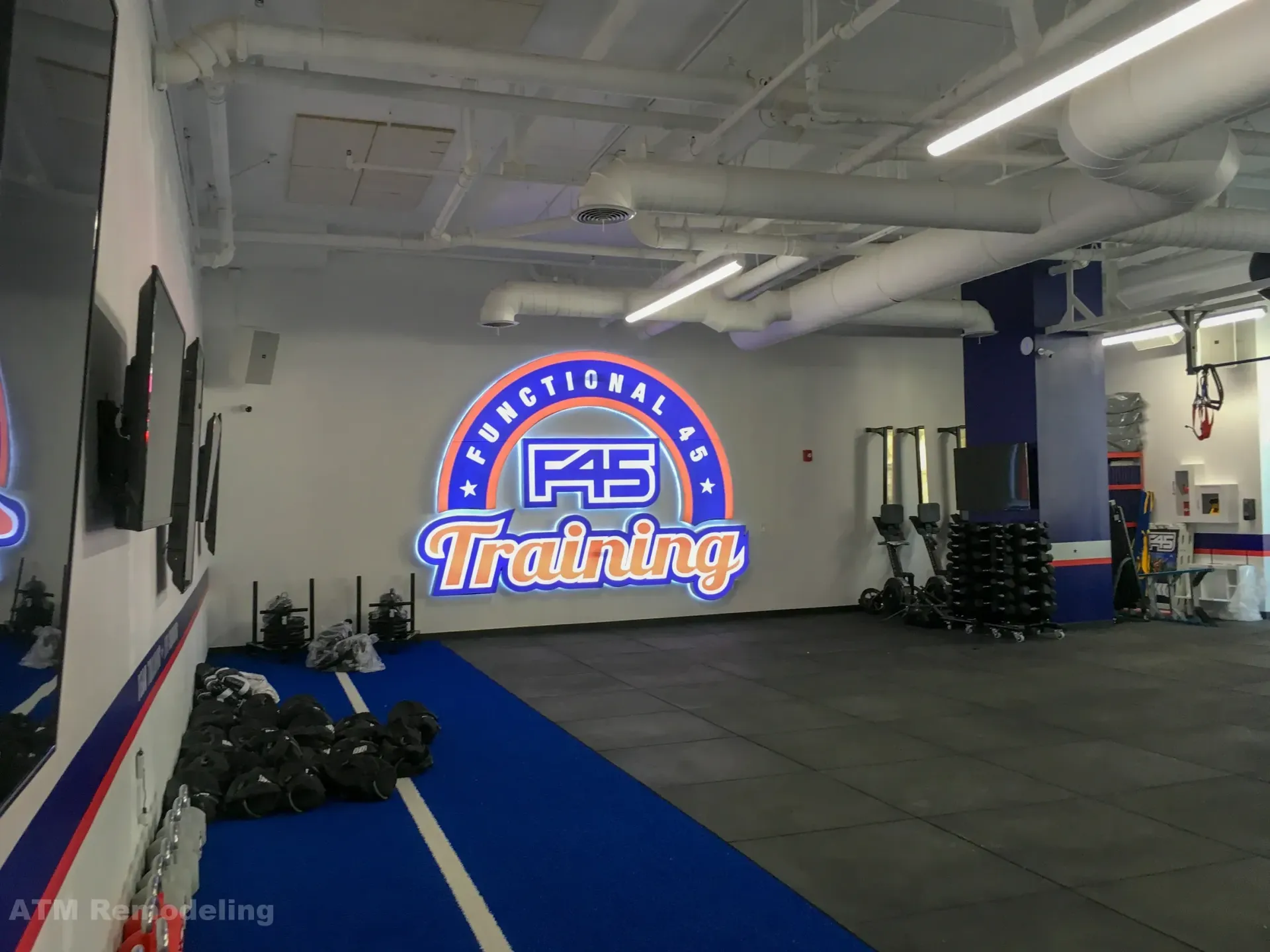 A gym with a sign on the wall that says fs training.