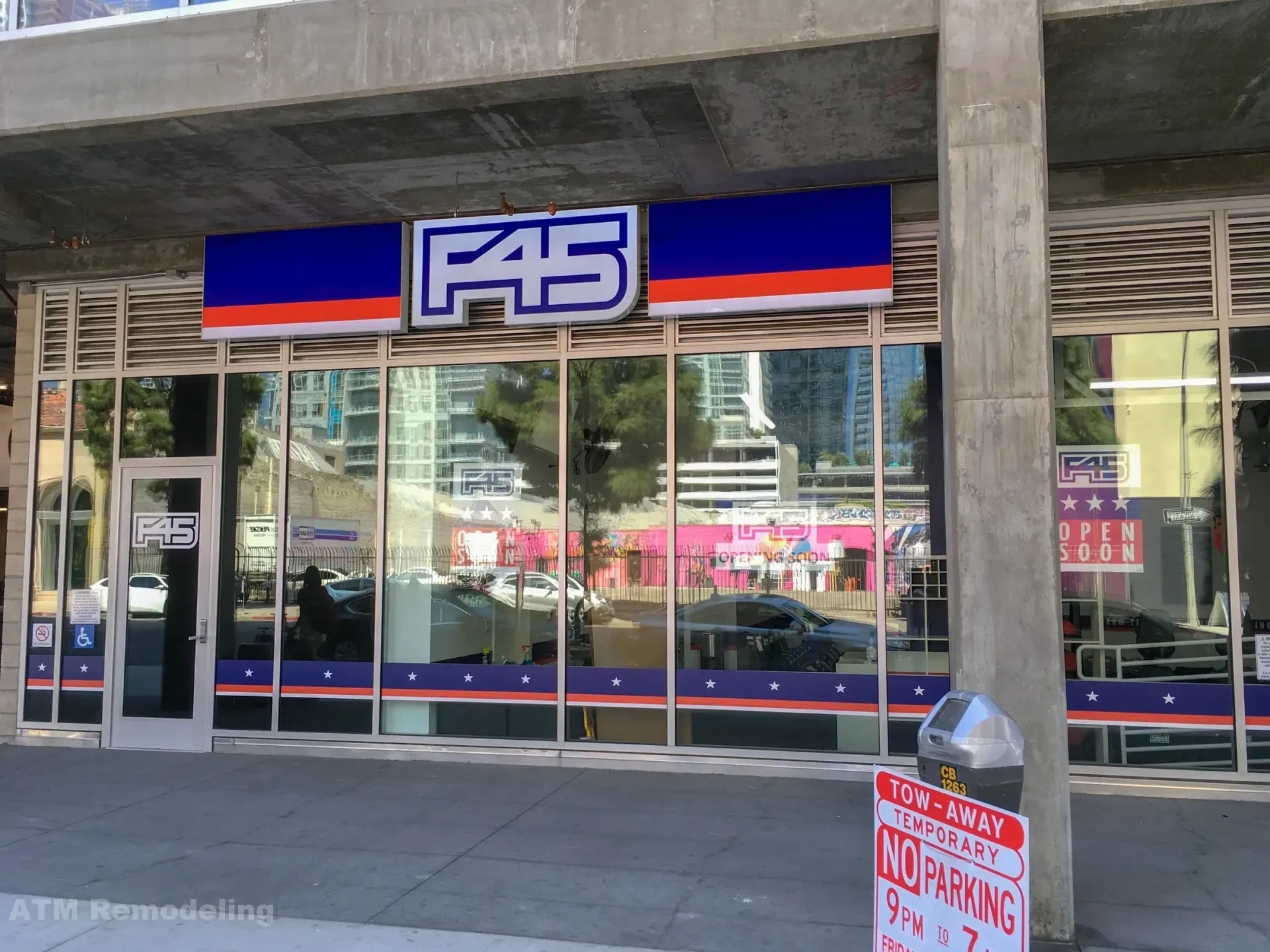 A store front with a sign that says f45