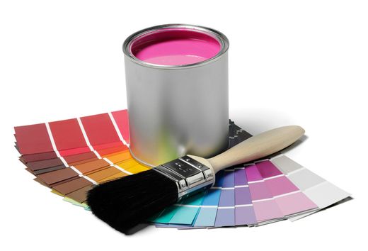 Barattolo di vernice su mazzetta di colori con pennello di fianco