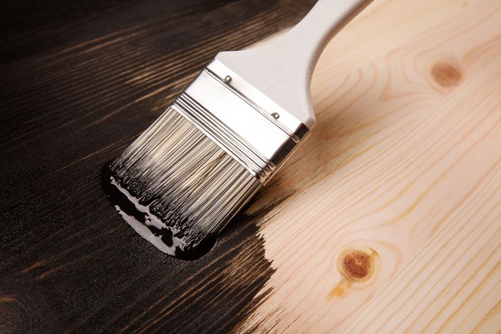 Pennello stende smalto su legno
