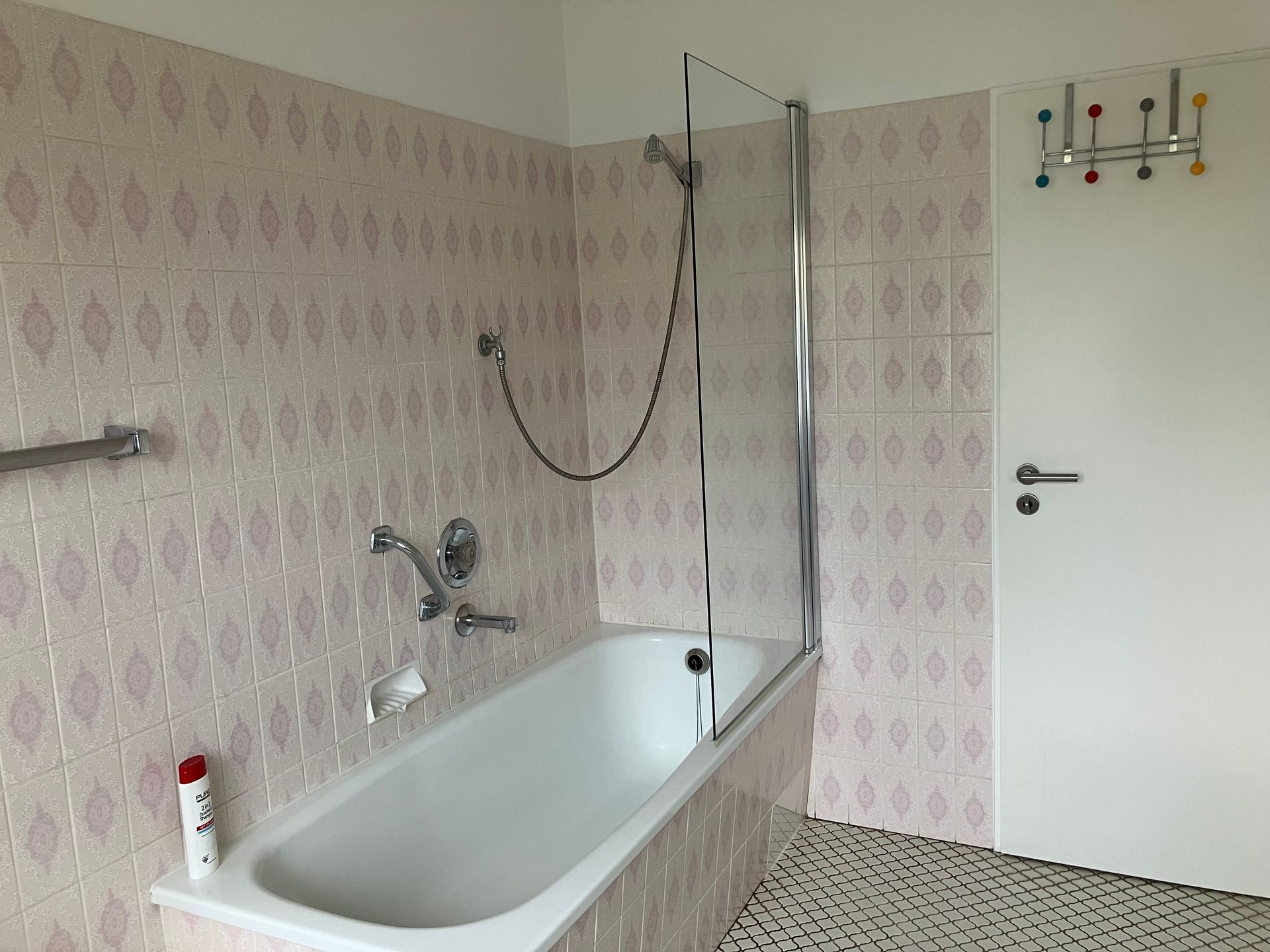 Bad mit Badewanne und Duschaufsatz
