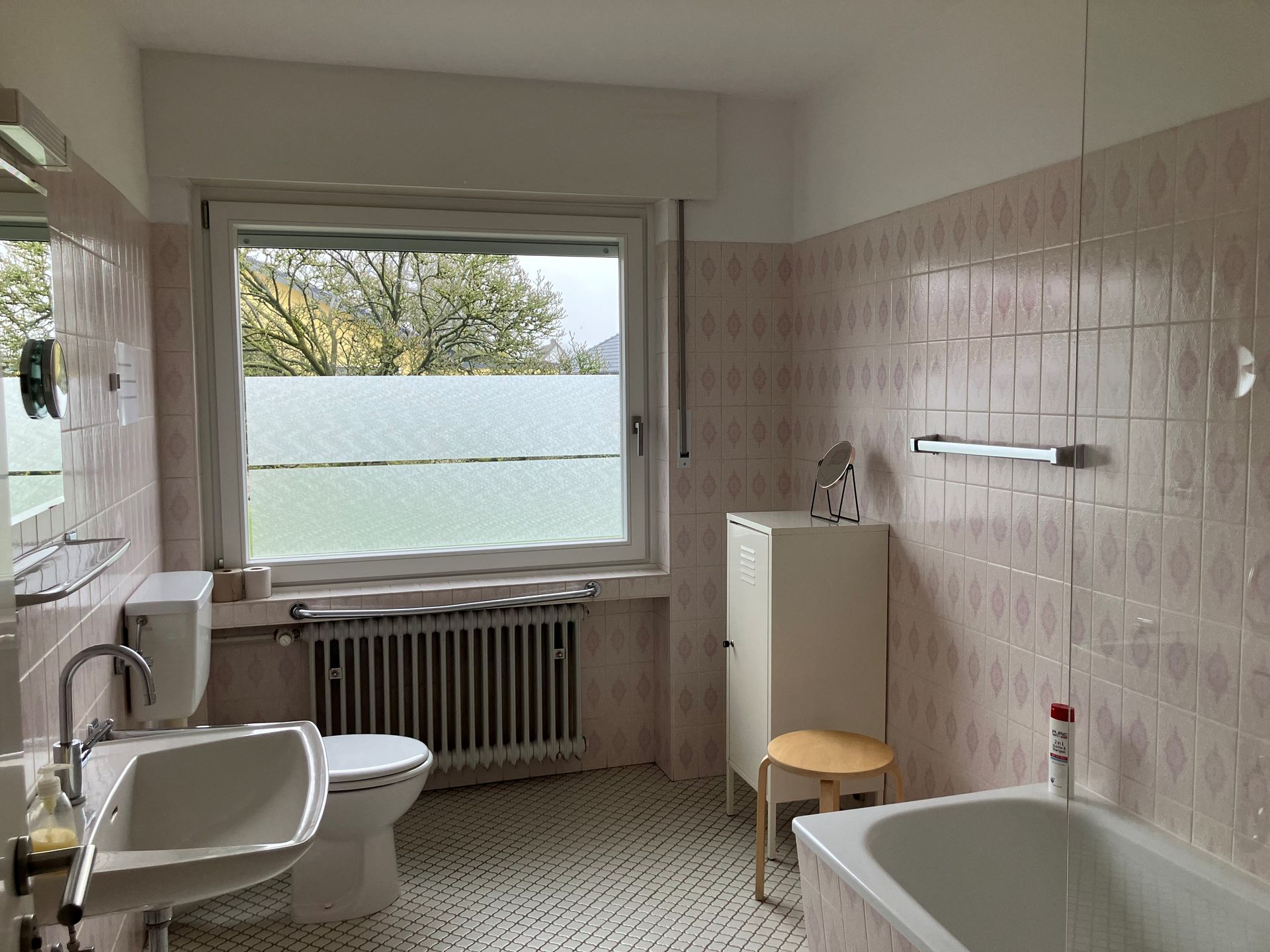 Bad mit Badewanne und Duschaufsatz