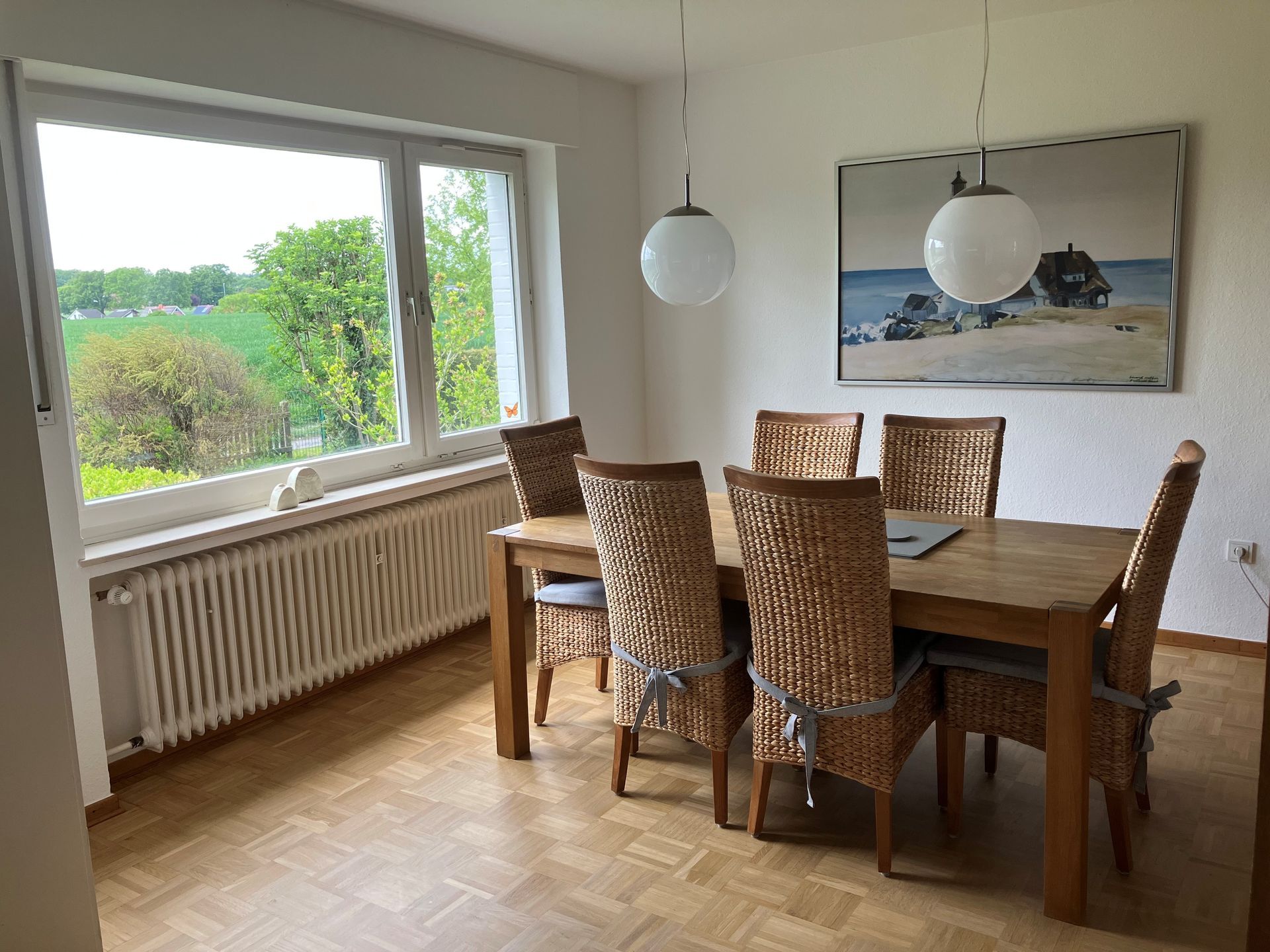 Esszimmer mit Blick ins Grüne