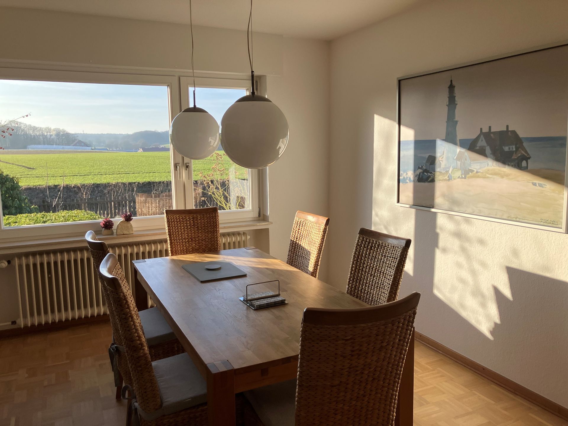 Esszimmer mit Blick ins Grüne