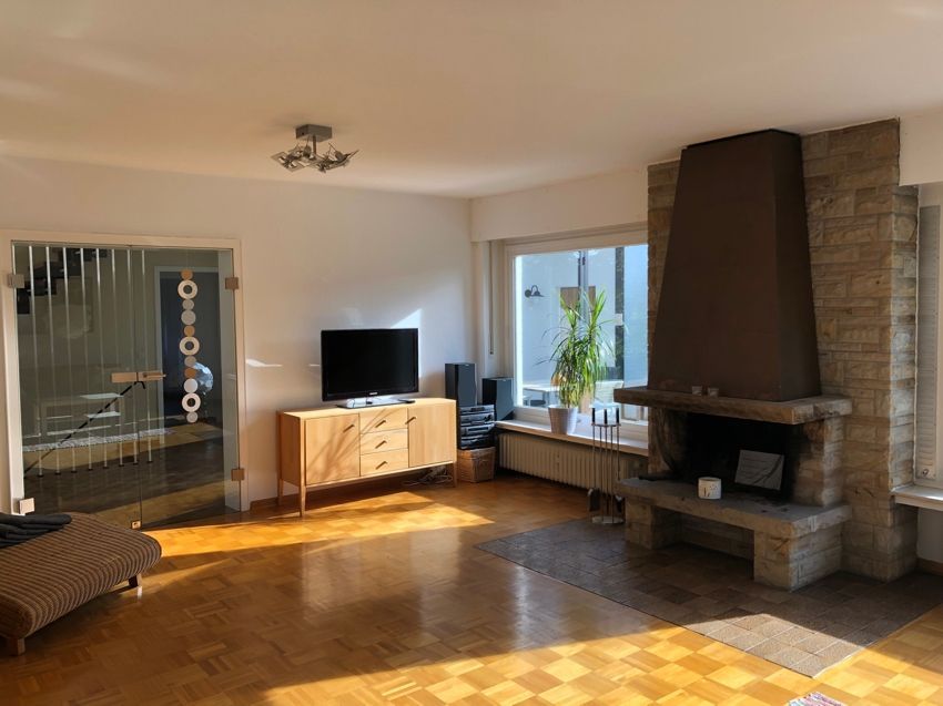 Großzügiges Wohnzimmer mit Kamin - Nutzung auf Anfrage!