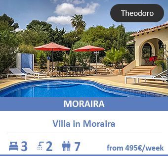 Costa Blanca holiday villa in Moraira: green garden and pool close to the beach