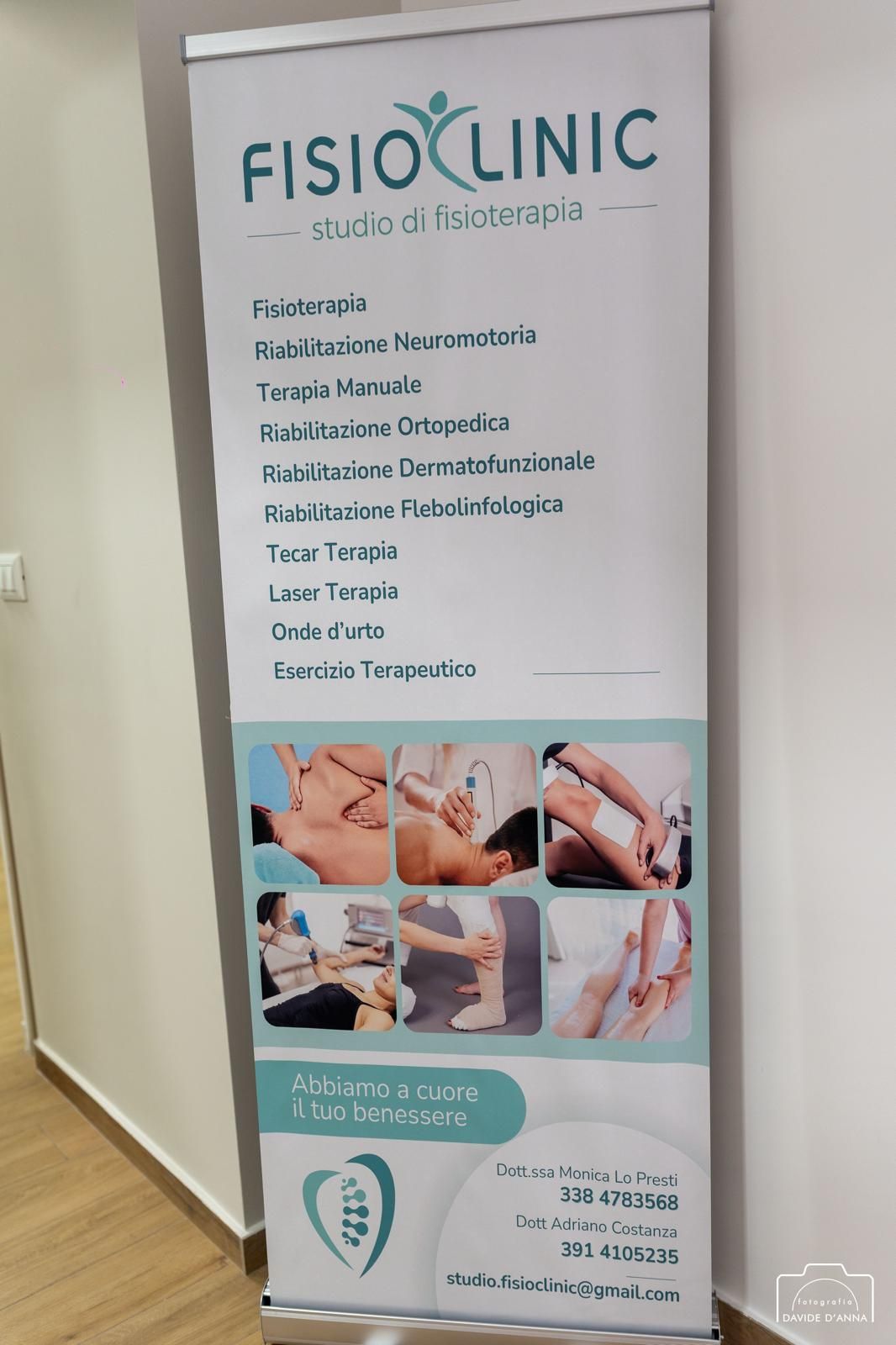 Banner roll-up per Fisio Clinic. Presenta il logo, l'elenco dei servizi e le foto dei trattamenti di fisioterapia.