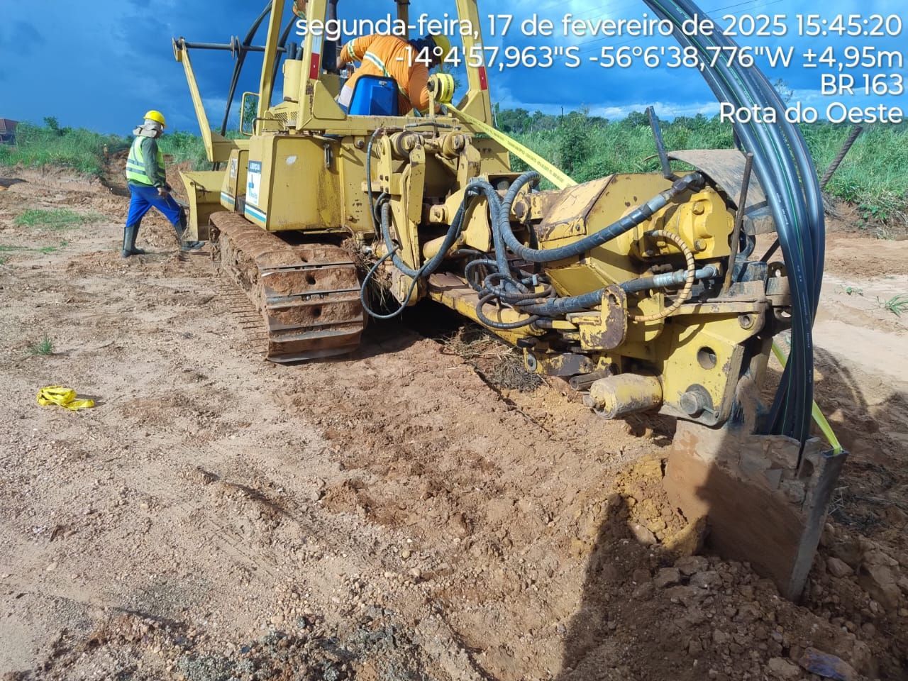 LANÇADEIRA FLEX INSTALANDO DUTOS EM REDE DE FIBRA OPTICA