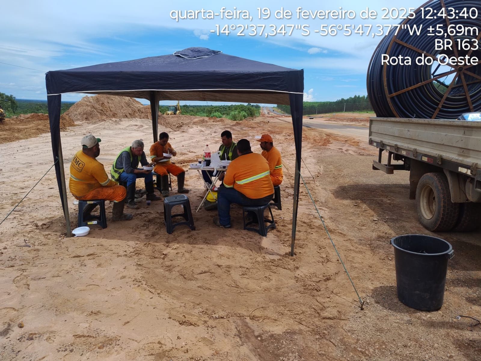 EQUIPE EM AREA DE DESCANSO