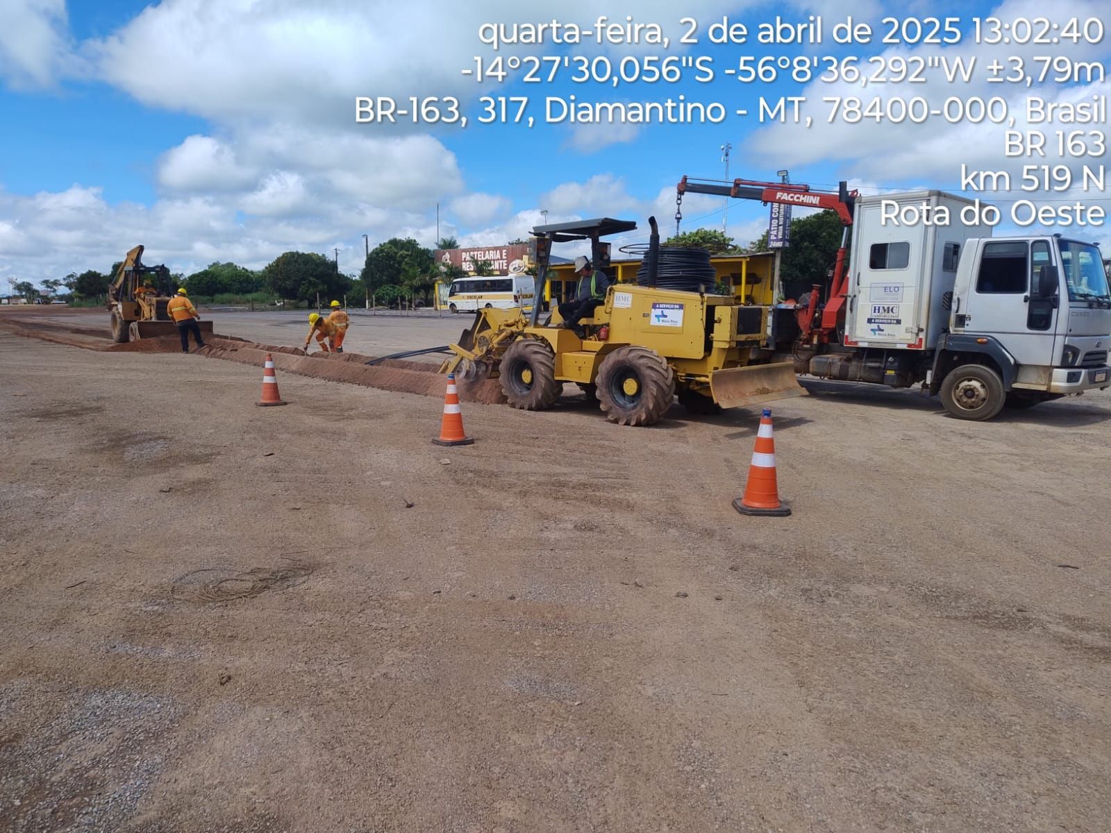 VALETADEIRA ABRINDO VALAS E INSTALANDO DUTOS