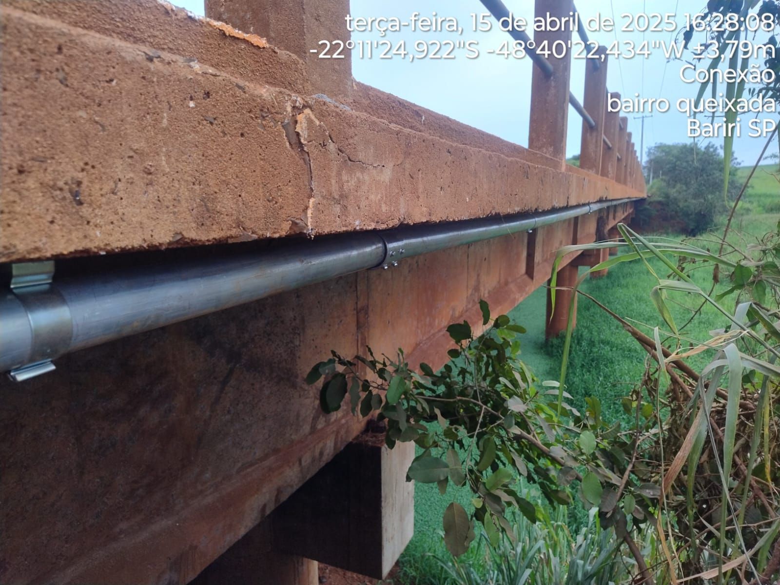 Grampeamento de dutos em ponte para instalação de fibra óptica.