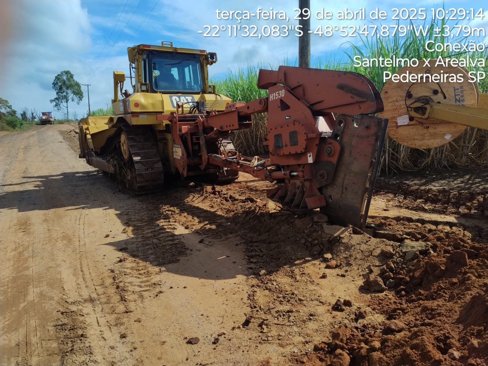 TRATOR ESTEIRA ABRINDO VALA PARA LANÇAMENTO DE DUTOS PARA FIBRA OPTICA