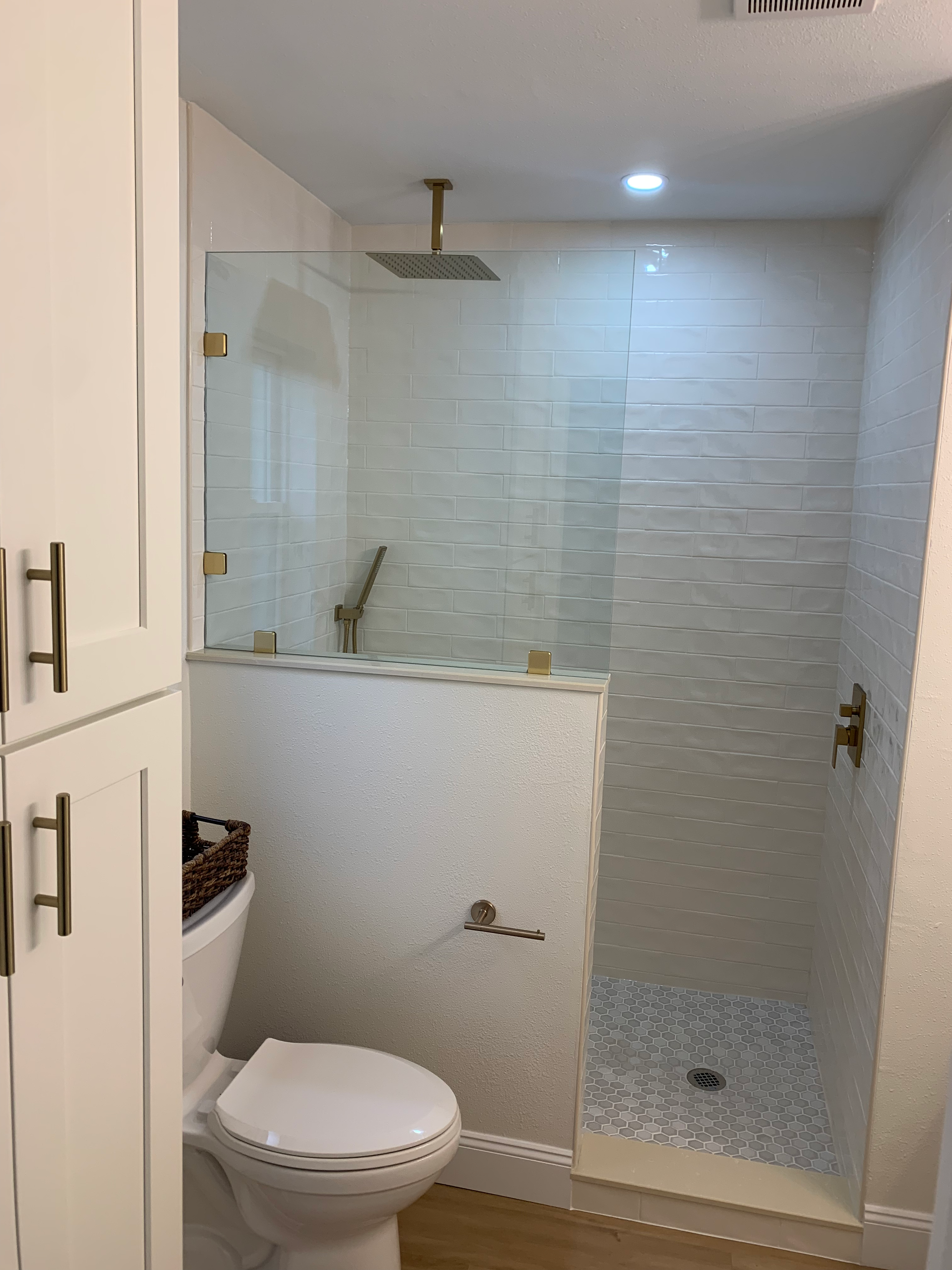 A bathroom with two sinks and two mirrors.