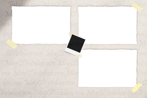 Drei leere rechteckige Blätter und ein kleines Schwarzweißfoto, die an einer strukturierten Wand befestigt sind.