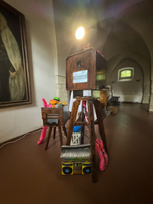 Handgefertigte Fotobox aus Holz im Retro-Look für Events mieten in Halle und SaalekreisHandgefertigte Fotobox aus Holz im Retro-Look für Events mieten in Halle und Saalekreis