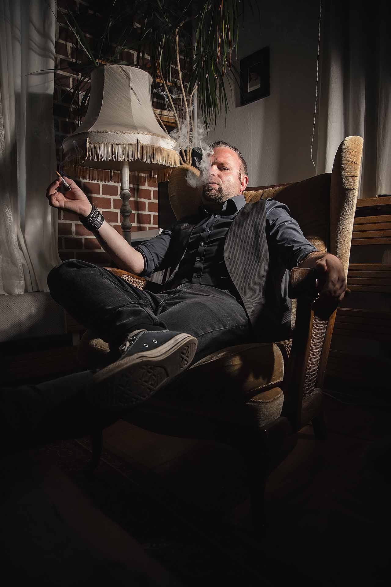 Bandfotos - Mann sitzt auf einem Sessel