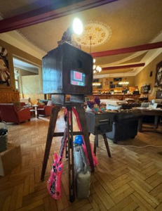 Brautpaar und Gäste vor der Vintage Fotobox