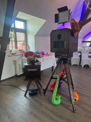 Fotobox im rustikalen Industrial-Vintage-Look für Firmenfeiern und Corporate Events