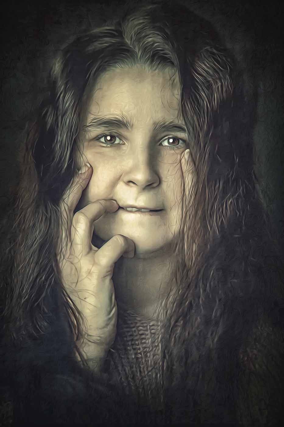 Ein junges Mädchen mit langen Haaren hält ihre Hand vor ihr Gesicht.