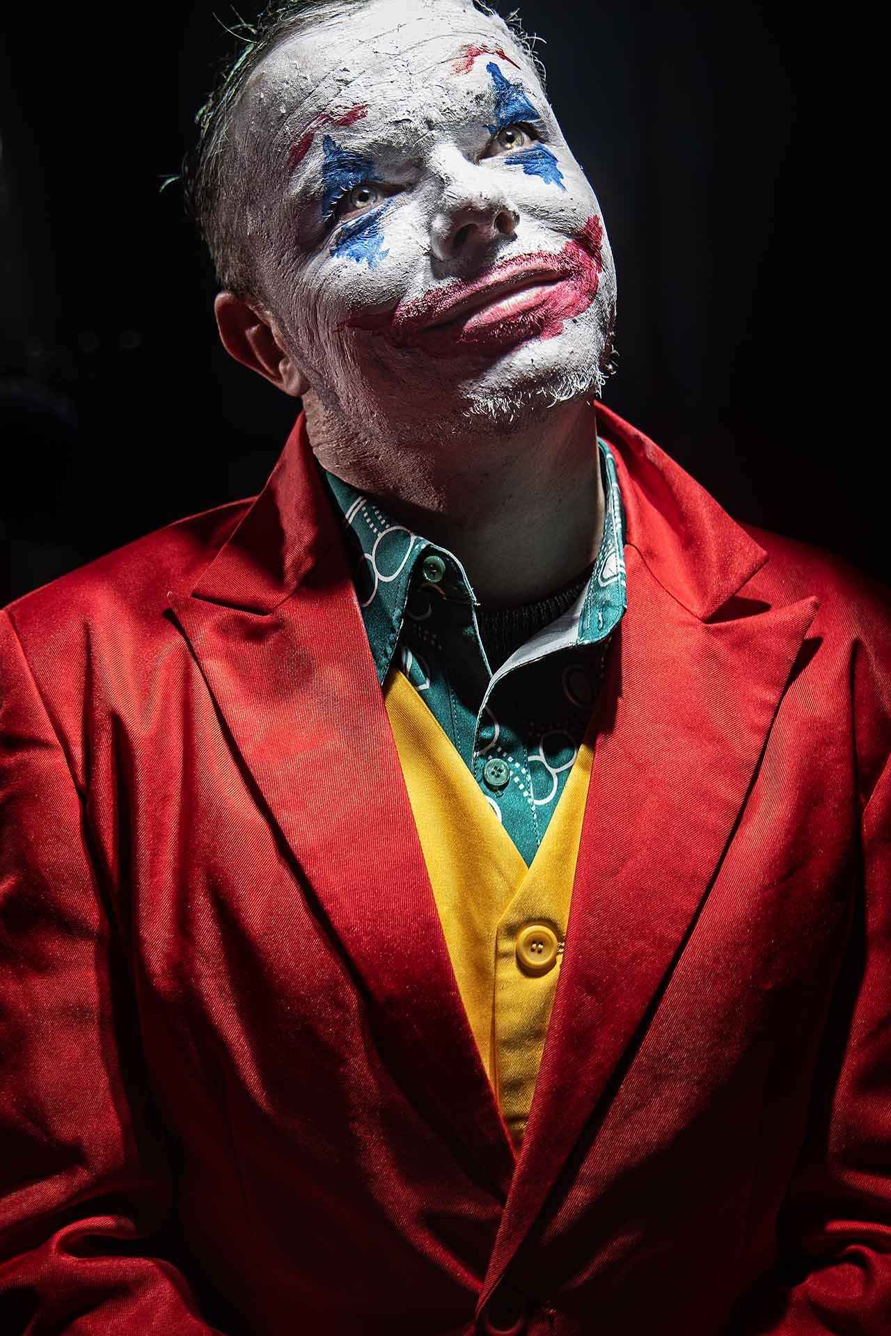 Ein als Joker verkleideter Mann mit Zuckerguss im Gesicht.