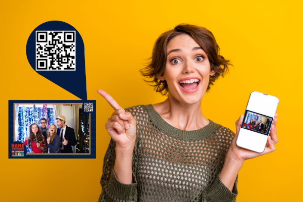 Eine Frau zeigt auf ein Foto auf ihrem Handy, auf dem sich ein QR-Code und ein entsprechendes Foto an der Wand mit gelbem Hintergrund befinden.