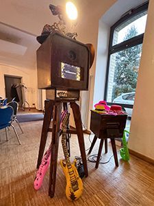 Aufgebaute Retro-Fotobox aus Holz im Gemeindesaal Bennstedt (Salzatal) für eine Geburtstagsfeier.