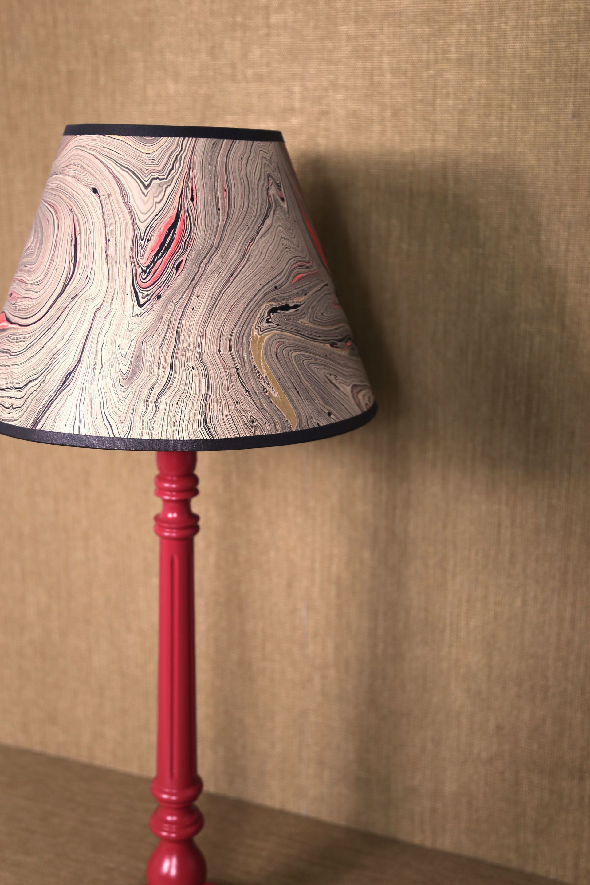 Lampenkap van handgemarmerd papier met een donkerbruine rand en witte binnenkant.