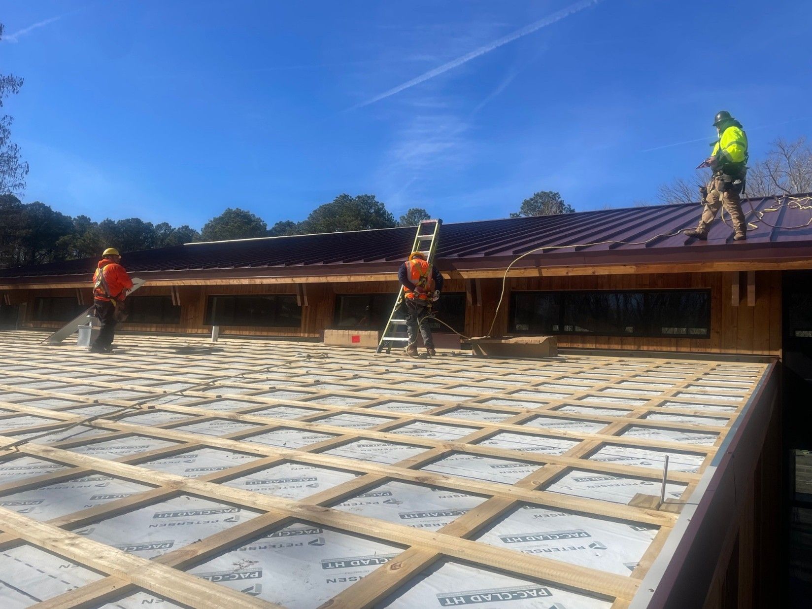 Roof construction with a wooden frame exposed to the sun