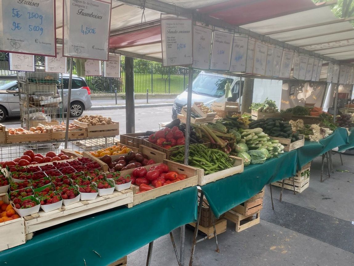 stand marché paris