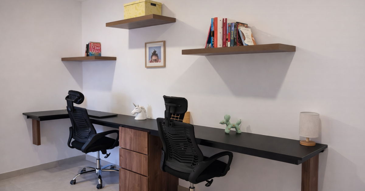 Dos escritorios de oficina con sillas negras, estantes flotantes y decoración en una pared blanca para casas en Tijuana