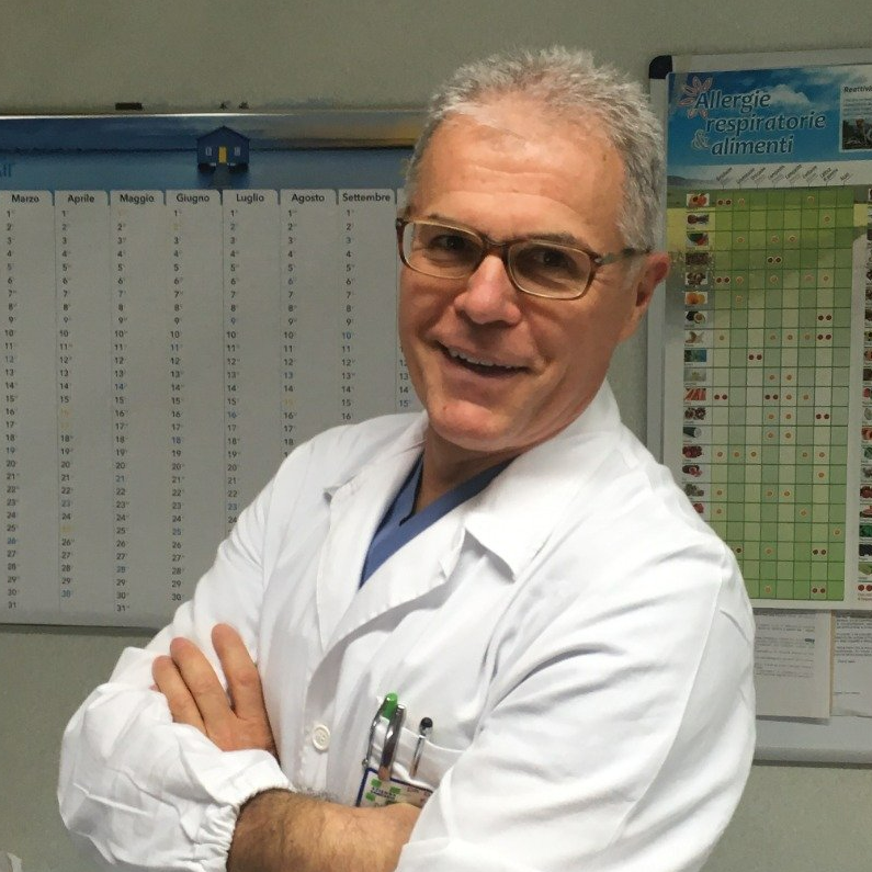 Un uomo in camice bianco sta davanti a un calendario