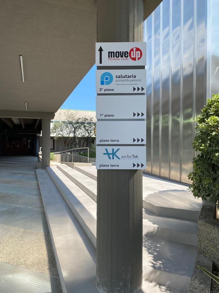 Un cartello su un palo che dice muoviti su di esso