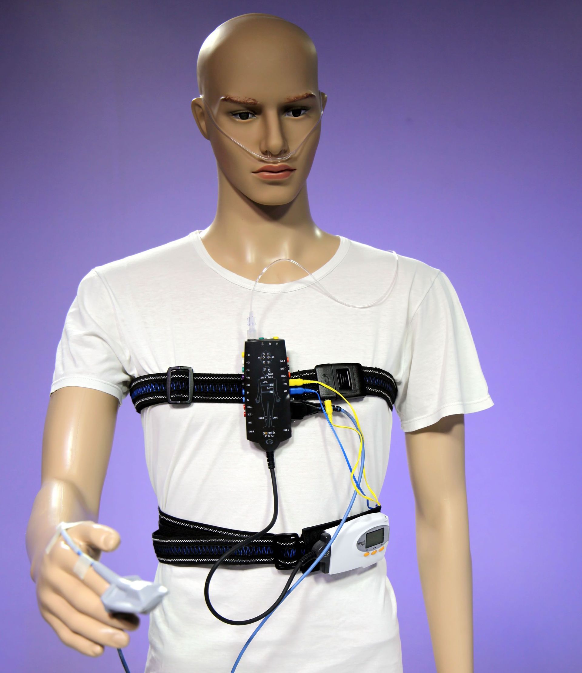 Una persona tiene in mano un contagocce da cui fuoriesce del liquido.