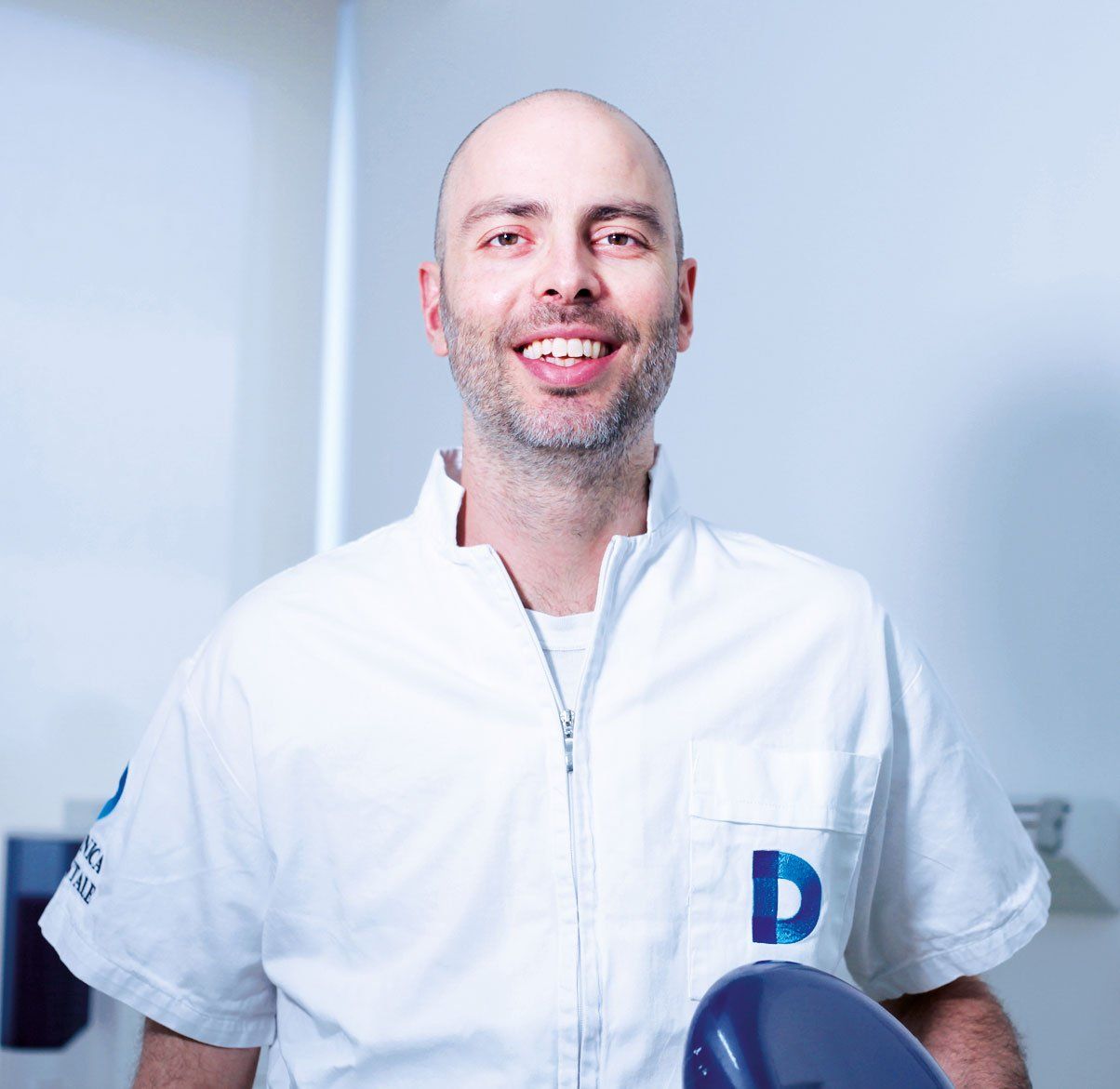 Un uomo in camicia bianca con la lettera d in tasca