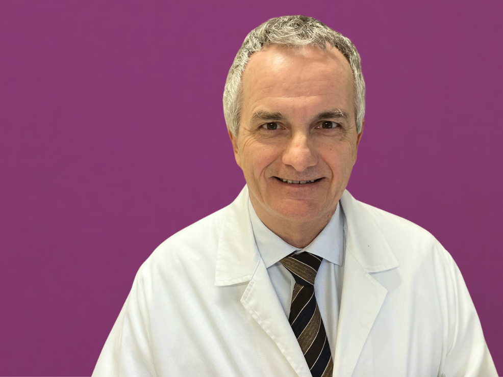 Un uomo in giacca e cravatta è in piedi su un podio e tiene un discorso.